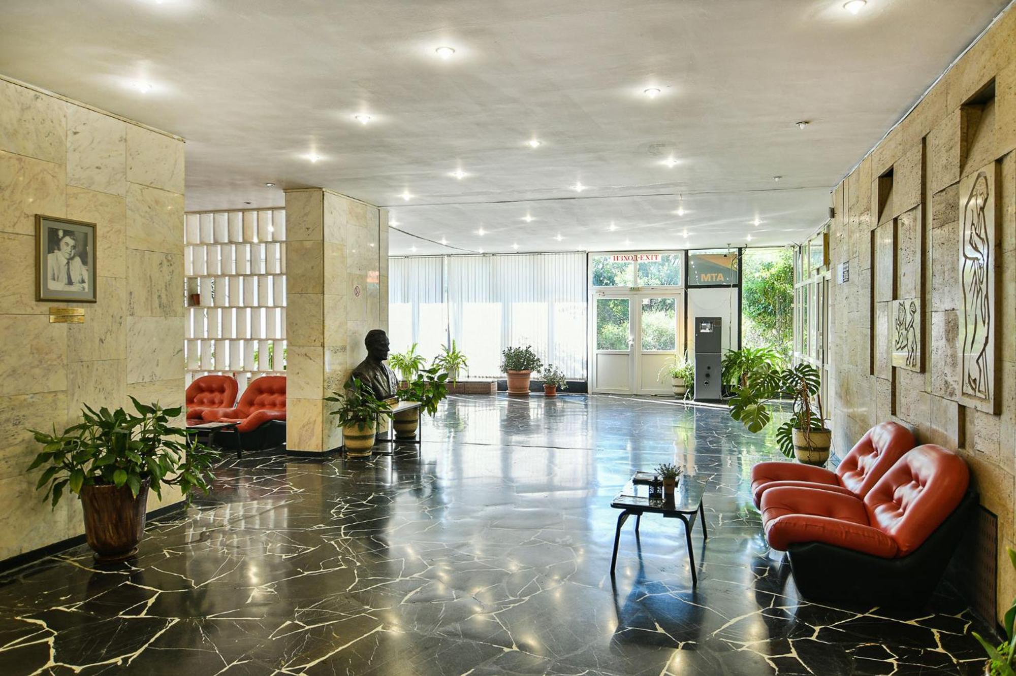 International Home Of Scientists Joliot Curie 圣君士坦丁和海伦那 外观 照片