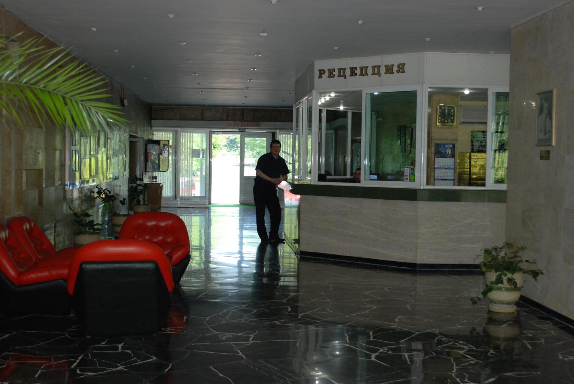 International Home Of Scientists Joliot Curie 圣君士坦丁和海伦那 外观 照片
